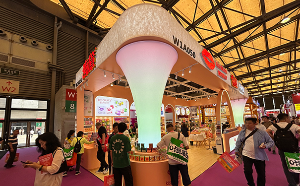 展台中设计灯光造型如何吸引眼球更新颖