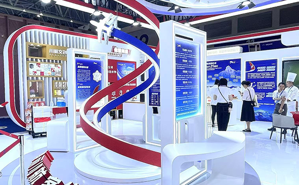 企业展台中如何利用材质特性设计出新颖的造型