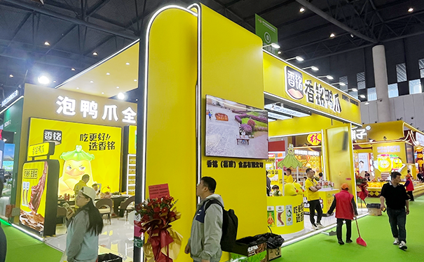 如何充分利用展台中的装饰展示产品特色