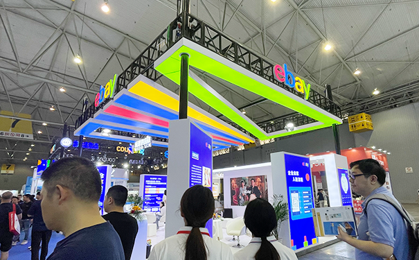 展台的顶部装饰设计如何突出未来科技感