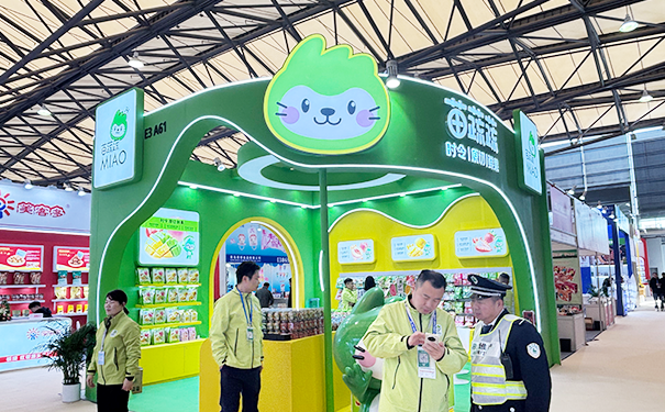 展台中如何运用不同的材质设计出新颖的造型装饰