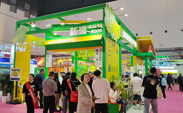 糖酒会展台顶部装饰设计中，如何选择与品牌形象相符的材质