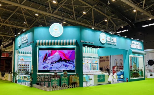 展台的主体部分使用乳胶漆和波音软片有什么不同