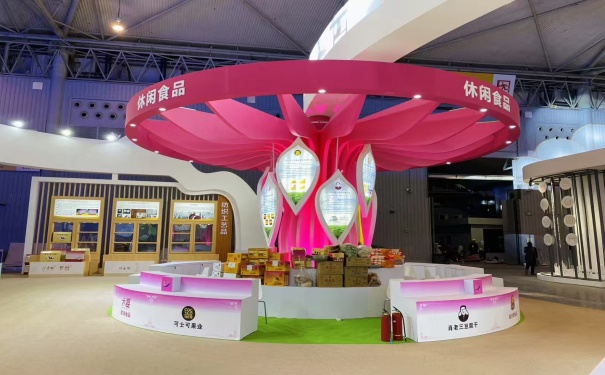 展位的堆台部分怎么设计能更吸引观众注意