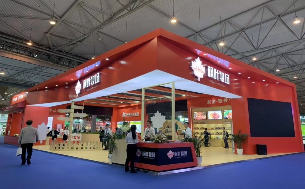 四面开口的展台怎么设计能更好地利用空间
