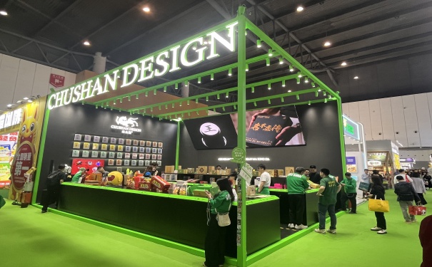 饮品类展台怎么在色彩和造型的设计上体现品牌特色