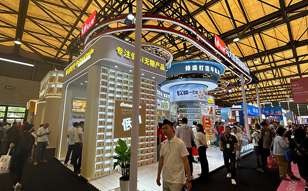 如何利用灯光和色彩搭配来突出西雅展展台的品牌特色